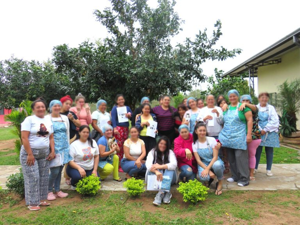 Programa “Mbaꞌe porã nde pope” impulsa formación profesional en estilismo en el Centro Penitenciario Serafina Dávalos